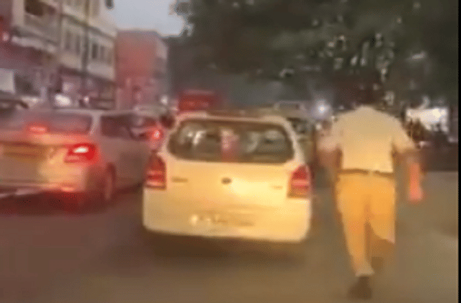 रुग्णवाहिकेला रस्ता करुन देण्यासाठी तो ट्रॅफिक पोलीस दोन किलोमीटर धावला; सोशल मीडियावर व्हिडीओ व्हायरल