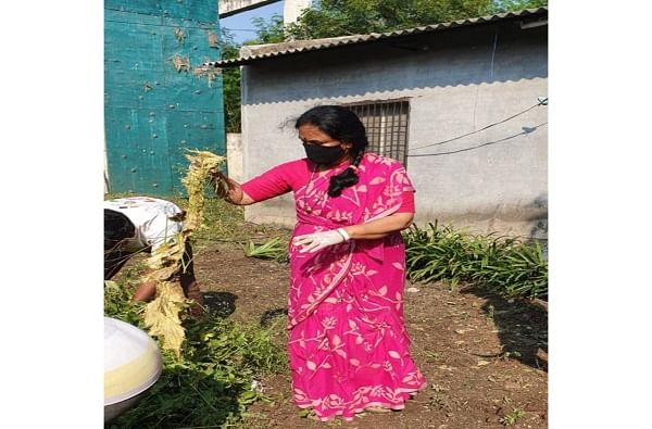 सध्या कर्जत आणि जामखेड (Karjat Jamkhed) शहराने स्वच्छता सर्वेक्षणाच्या स्पर्धेत सहभाग घेतला आहे. आपल्या मुलाच्या मतदारसंघाचा प्रथम क्रमांक यावा, यासाठी स्वतः सुनंदा पवार मैदानात उतरल्या आहेत.