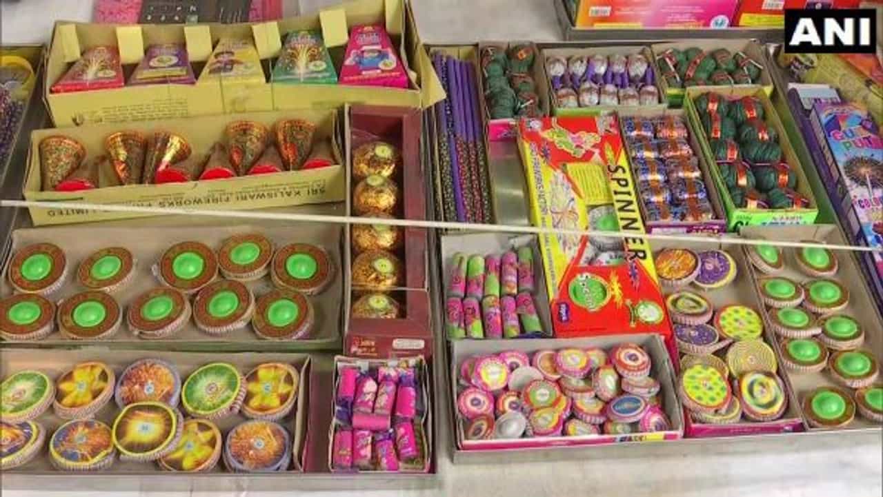 आवाज कुणाचा...महागाईचा; नाशिकमध्ये फटाक्यांच्या किमती 20 टक्क्यांनी वाढल्या!