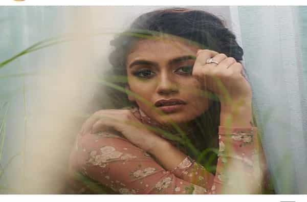 एका रात्रीत फेमस झालेल्या प्रिया वारियरचे लाखो चाहते आहेत आणि ती नेहमीच कुठल्या न कुठल्या कारणांवरुन चर्चेत असते.