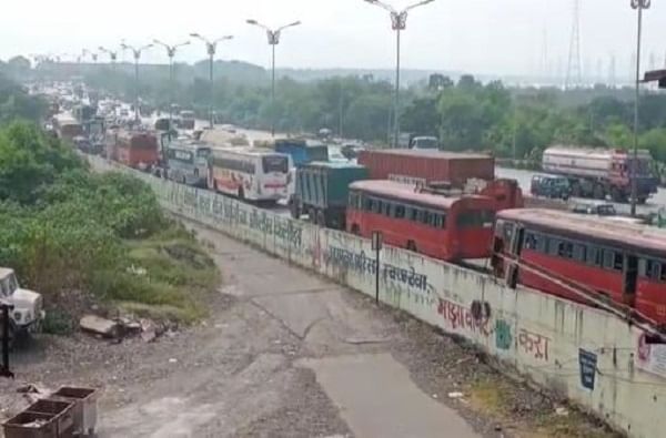 PHOTO : नवी मुंबईत प्रचंड वाहतूक कोंडी, वाहनांच्या लांबच लांब रांगा