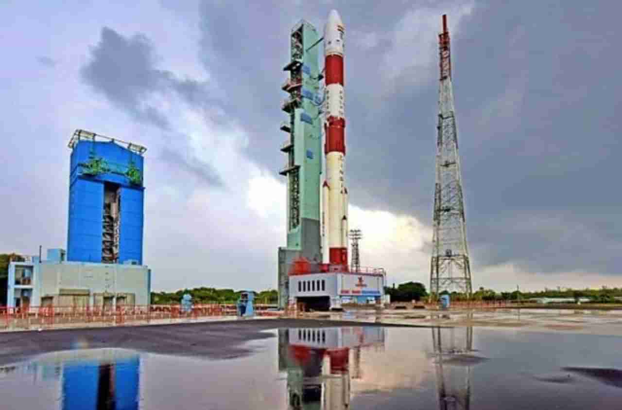 ISRO चं ऐतिहासिक यश, 10 उपग्रहांसह PSLV-C49 क्षेपणास्त्राचं यशस्वी प्रक्षेपण