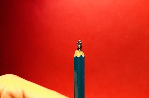 PHOTO : जगातील सात आश्चर्य पेन्सिलमध्ये, लीडवर कोरीव कामांची कलाकृती