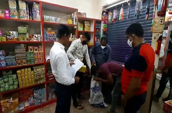 दाटीवाटीच्या लोकवस्तीत बिस्कीटच्या दुकानाआड फटाक्यांची विक्री, दीड लाखांचे फटाके जप्त