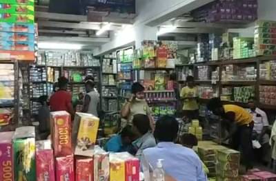 कोरोनाचा फटका, नागपूरमध्ये फटाके व्यावसायिकांची संख्या घटली, महापालिकेकडून 582 जणांना परवानगी