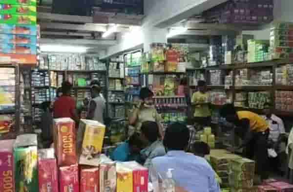 कोरोनाचा फटका, नागपूरमध्ये फटाके व्यावसायिकांची संख्या घटली, महापालिकेकडून 582 जणांना परवानगी