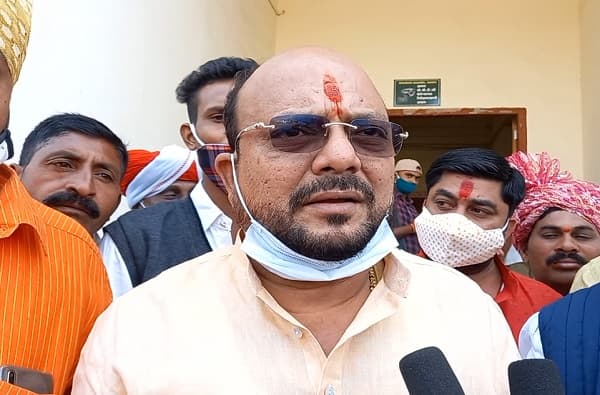 राज्य सरकार मराठा आरक्षणाच्या बाजूनं, चंद्रकांत पाटील राज्यपालांना का भेटले याची कल्पना नाही : गुलाबराव पाटील