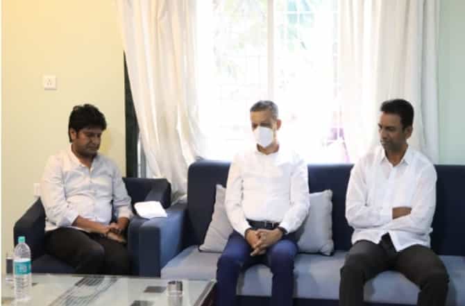 गडाख कुटुंबाच्या कठीणकाळात शिवसेनेचा तारणहार सरसावला, मिलिंद नार्वेकर सांत्वनासाठी नगरला