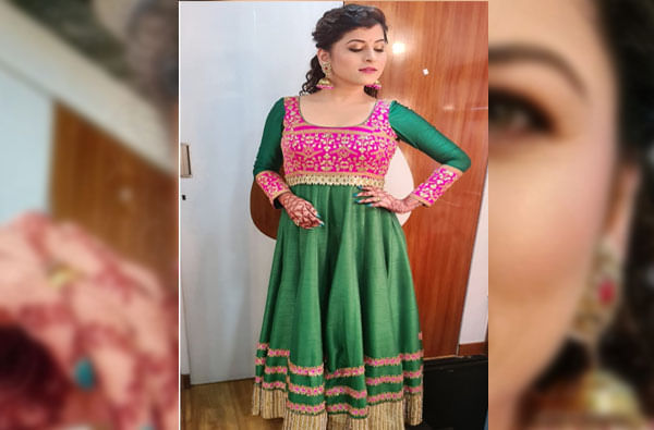 नुकतेच सावनीने ‘सिंगिंग स्टार’च्या मंचावर एका छानशा ड्रेसमध्ये फोटोशूट केले आहे.