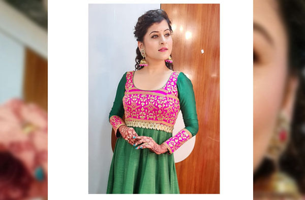 हिरव्या आणि गुलाबी रंगाच्या या आऊटफिटमध्ये सावनी अतिशय सुंदर दिसत होती.