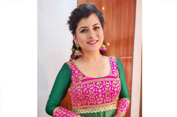 सावनीने मराठीसह हिंदी आणि दक्षिणात्य भाषांमध्येही गाणी गायली आहेत.