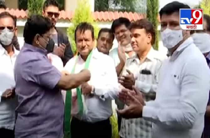 नागपुरात भाजपला मोठा धक्का, व्यापारी आघाडीच्या उपाध्यक्षांचा काँग्रेसमध्ये प्रवेश