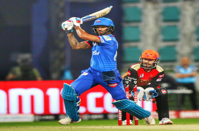 IPL 2020, DC VS SRH, Qualifier 2 : हैदराबादविरुद्धच्या गब्बर खेळीसह शिखर धवनने हिटमॅन रोहित शर्माला पछाडलं