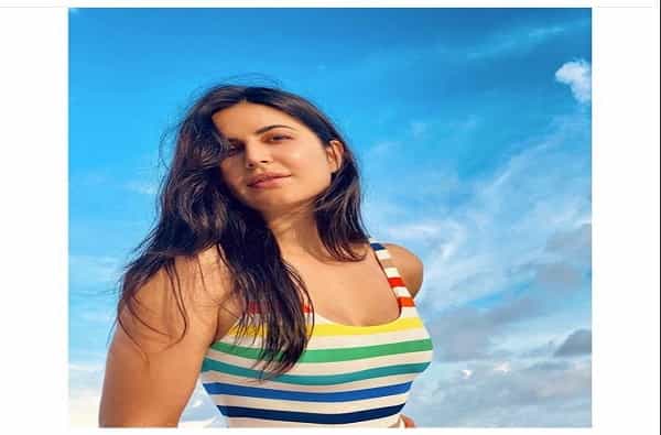 बॉलिवूड अभिनेत्री कतरिना कैफ सोशल मीडियावर नेहमी अॅक्टिव्ह असते. आता तिनं काही फोटो शेअर केले आहेत. या फोटोंची चर्चा आता सोशल मीडियावर होत आहे.