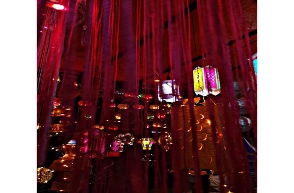 दिवाळी म्हणजे दिव्यांचा प्रकाशमय सण. यासाठी दरवर्षी दिवे लावून आपण हा सण साजरा करतो.