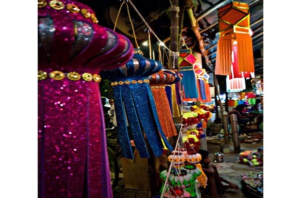 दिवाळीला लहानग्यांसह मोठ्यांचंही मुख्य आकर्षण ठरतं ते म्हणजे आकाश कंदील. 