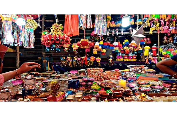 आकाश कंदीलांसह अन्य पूजेच्या वस्तूसुद्धा बाजारपेठेत विक्रीसाठी आल्या आहेत.
