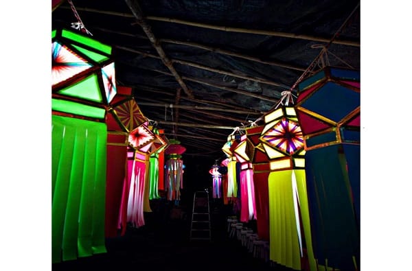 दिवाळी आता अवघ्या काहीच दिवसांवर आली आहे. अशात आता आकाश कंदीलांनी बाजारपेठा तेजोमय झाल्या आहेत.