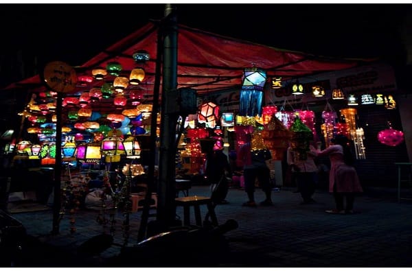 वेगवेगळ्या प्रकारचे आकाश कंदील बाजारपेठांमध्ये विक्रीसाठी आले आहेत. 