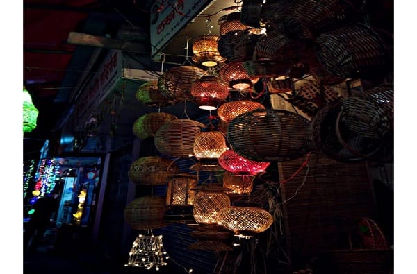 विविध प्रकारच्या कलाकृती बाजारपेठांमध्ये बघायला मिळत आहेत.