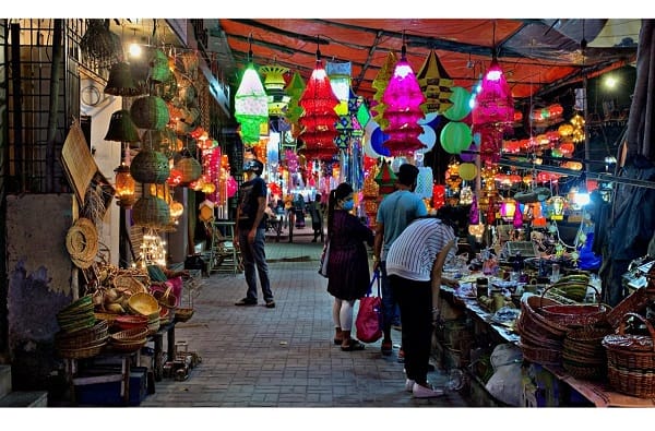 हे आकाश कंदील खरेदी करण्यासाठी ग्राहकांची गर्दीसुद्धा पाहायला मिळत आहे. 