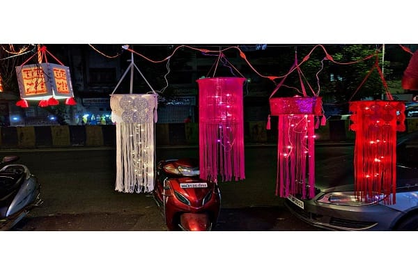  फक्त खरेदीसाठीच नाही तर, या आकर्षक आकाश कंदीलांना पाहून नागरिकांना फोटो आणि सेल्फी काढण्याचा मोहसुद्धा आवरत नाहीये. 