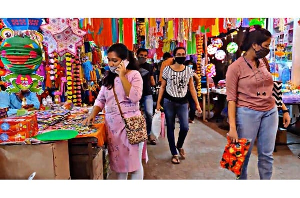 कोरोनामुळे अनेक व्यापाऱ्यांचं मोठ्या प्रमाणात नुकसान झालं आहे. मात्र बाजारपेठांमधील गर्दी पाहता जवळजवळ सहा महिन्यांनंतर व्यापाऱ्यांवर चांगले दिवस आले असल्याचं दृष्य आहे.