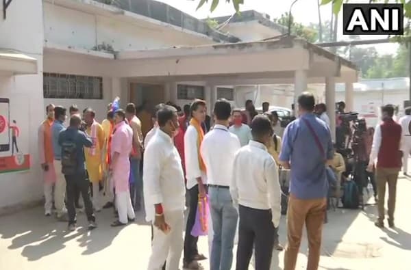 बिहारमध्ये विधानसभा निवडणुकीचे निकाल लागायला सुरुवात झाली आहे. तर मध्यप्रदेश, कर्नाटक आणि उत्तर प्रदेशातील विधानसभा पोटनिवडणुकांसाठीही मतमोजणी सुरू झाली आहे. त्यामुळे या ठिकाणी कुणाची सरशी होणार याकडे संपूर्ण देशाचं लक्ष लागलं आहे.
