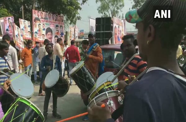 आज बिहार विधानसभा निवडणुकीसह मध्यप्रदेश आणि अन्य काही राज्यांमध्ये विधानसभा पोटनिवडणुकीसाठी झालेल्या मतदानाची मतमोजणी पार पडत आहे. येत्या काही तासात नेमकी कुणाची सत्ता येणार हे स्पष्ट होणार आहे. मात्र आताची परिस्थिती पाहता भाजपा आघाडीवर असल्याचं चित्र आहे.