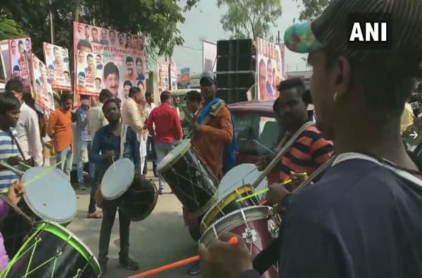 आज बिहार विधानसभा निवडणुकीसह मध्यप्रदेश आणि अन्य काही राज्यांमध्ये विधानसभा पोटनिवडणुकीसाठी झालेल्या मतदानाची मतमोजणी पार पडत आहे. येत्या काही तासात नेमकी कुणाची सत्ता येणार हे स्पष्ट होणार आहे. मात्र आताची परिस्थिती पाहता भाजपा आघाडीवर असल्याचं चित्र आहे.