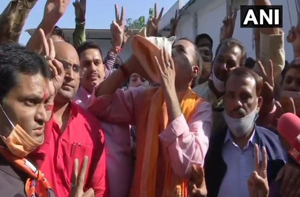 पाटण्यात शंखनादकरुन आनंद व्यक्त करण्यात आला आहे.