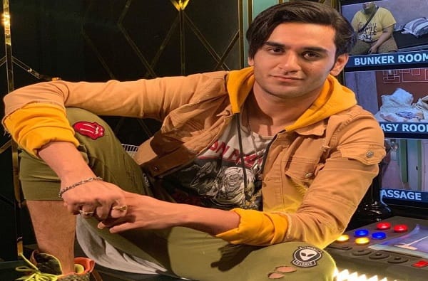 काही दिवसांपूर्वी विकासचा भाऊ सिद्धार्थचा वाढदिवस पार पडला. मात्र या पार्टीला विकासला आमंत्रित करण्यात आलं नव्हतं.