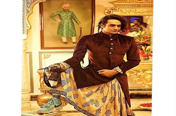 आपण बायसेक्शुअल असल्याचं त्यानं चाहत्यांना सांगितलं आहे. 