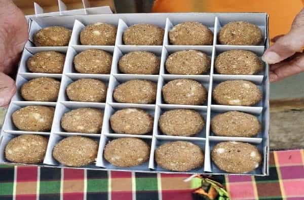 दिवाळीच्या दिवशी सैनिकांबद्दल असलेल्या प्रेम आणि कृतज्ञतेपोटी त्यांना आपल्या हाताने बनवलेला फराळ खाऊ घालावा, अशी संकल्पना पनवेल येथील भारतीय विकास परिषदेला सूचली. त्यांनी ती पूर्णत्वासही नेली. करोनाच्या प्रतिकूल परिस्थितीत लेह-लडाख, उधमपूर, मणिपूर, अरुणाचल प्रदेश, मेघालय, आसाम येथील सीमेवरील सैनिकांना चौदा हजार पौष्टिक लाडू पाठवण्यात आले आहेत.