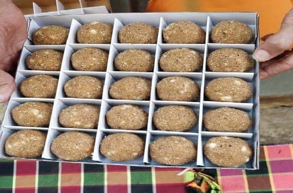 दिवाळीच्या दिवशी सैनिकांबद्दल असलेल्या प्रेम आणि कृतज्ञतेपोटी त्यांना आपल्या हाताने बनवलेला फराळ खाऊ घालावा, अशी संकल्पना पनवेल येथील भारतीय विकास परिषदेला सूचली. त्यांनी ती पूर्णत्वासही नेली. करोनाच्या प्रतिकूल परिस्थितीत लेह-लडाख, उधमपूर, मणिपूर, अरुणाचल प्रदेश, मेघालय, आसाम येथील सीमेवरील सैनिकांना चौदा हजार पौष्टिक लाडू पाठवण्यात आले आहेत.