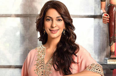 Juhi Chawala | विमानतळावर अडकलेल्या जुही चावलाची सरकारला विनंती, म्हणाली...