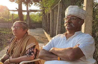 PHOTO | साताऱ्यात उदयनराजेंचा पराभव करणारे खासदार श्रीनिवास पाटील चक्क शेताच्या बांधावर!