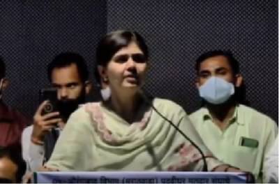 प्रवीण घुगेंची बंडखोरी नाही, पक्षाच्या आदेशानेच अर्ज, पंकजा मुंडेंचं स्पष्टीकरण