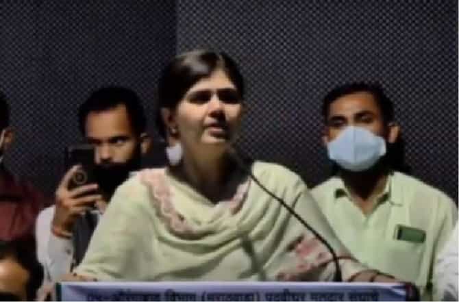 प्रवीण घुगेंची बंडखोरी नाही, पक्षाच्या आदेशानेच अर्ज, पंकजा मुंडेंचं स्पष्टीकरण