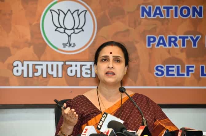 मुख्यमंत्री उद्धव ठाकरे महिलांना भयमुक्त महाराष्ट्राची ओवाळणी देणार का? चित्रा वाघ यांचा सवाल