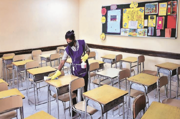 15 ऑक्टोबरनंतर देशातील शाळा महाविद्यालये सुरु करण्यास केंद्र सरकारने परवानगी दिली. पण अनेक राज्यांनी दिवाळीनंतर महाविद्यालये सुरु करणार असं सांगितलं आहे. त्यानुसार अनेक राज्यांत नियमावलीसुद्धा जाहीर केली आहे. उत्तर प्रदेश, बिहार, झारखंड आदी राज्यांत शाळा- महाविद्यालये सुरु झाली आहेत. महाराष्ट्रात शाळा शिफ्ट नुसार सुरु होणार आहेत. 