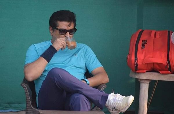 Dashing Raj Thackeray | हातात चहाचा कप, डोळ्यावर गॉगल, स्पोर्ट्समन राज ठाकरेंचा टेनिस कोर्टातील रुबाबदार फोटो व्हायरल