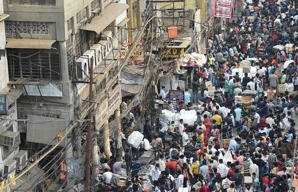 Photo ! कोरोनाचा धोका; तरीही मुंबई ते दिल्ली खरेदीसाठी तुफान गर्दी