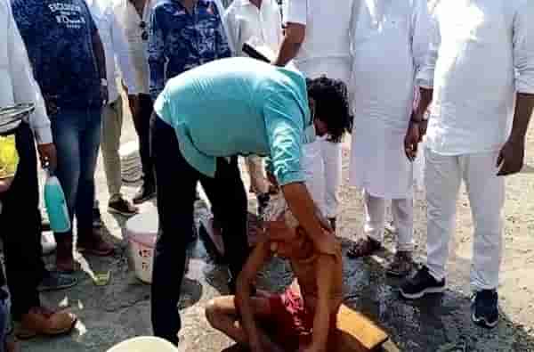 राज्यमंत्री बच्चू कडू यांनी वृद्धांना घातलं अभ्यंगस्नान, पुरणपोळीचं जेवण देत दिवाळी केली खास!