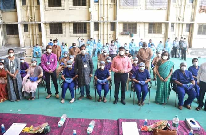 25 हजार रुग्णांवर यशस्वी उपचार करणाऱ्या कोरोना योद्ध्यांची आयुक्तांसोबत दिवाळी