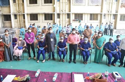 25 हजार रुग्णांवर यशस्वी उपचार करणाऱ्या कोरोना योद्ध्यांची आयुक्तांसोबत दिवाळी