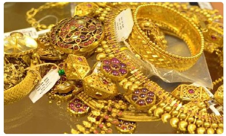 दरम्यान, शुक्रवारी धनत्रयोदशीच्या (Dhanteras) शुभ मुहूर्तावर गेल्या वर्षीच्या तुलनेत यंदा सोन्याची (Gold) विक्री 30 टक्क्यांनी अधिक झाली.