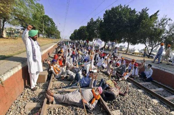 मोदी सरकारच्या कृषी कायद्यांविरोधात पंजाबमधील शेतकरी आंदोलनं सुरुच, 41 रेल्वेगाड्या रद्द