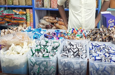 ग्राहकांची दिवाळी; काजू-बदामचे दर घसरल्याने सुकामेवा खरेदीसाठी बाजारात गर्दी!