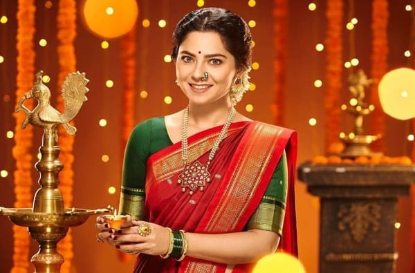 सोनाली कुलकर्णी : अप्सरानंसुद्धा चाहत्यांना मराठमोळ्या शुभेच्छा दिल्या आहेत. तिनं लाल रंगाची साडी परिधान केली आहे. सोशल मीडियावर तिनं शुभेच्छा दिल्या आहेत. 